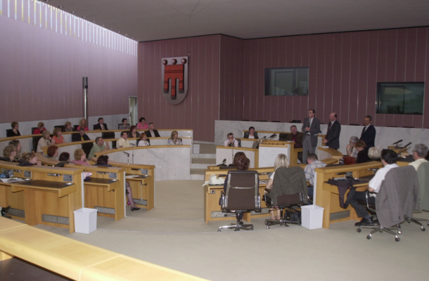 Die polnische Lehrergruppe im Vorarlberger Landtagssaal - zum Vergroessern bitte anklicken